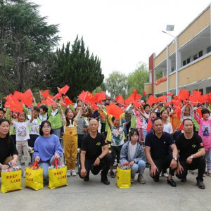 阜陽(yáng)市愛(ài)心演藝協(xié)會(huì)攜手愛(ài)心企業(yè)“中國(guó)節(jié)”慰問(wèn)留守兒童